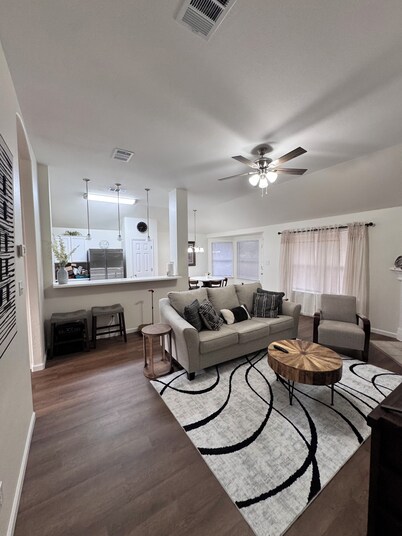 Sleep 11 House in Hutto near Kalahari & Dell Diamond