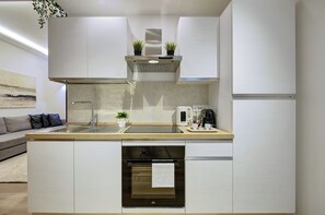 Frigorífico, horno, placa de cocina y lavavajillas