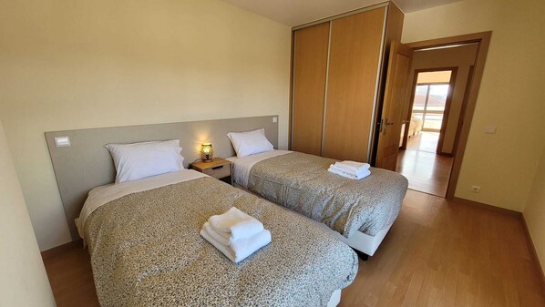 4 slaapkamers, een strijkplank/strijkijzer, wifi, beddengoed