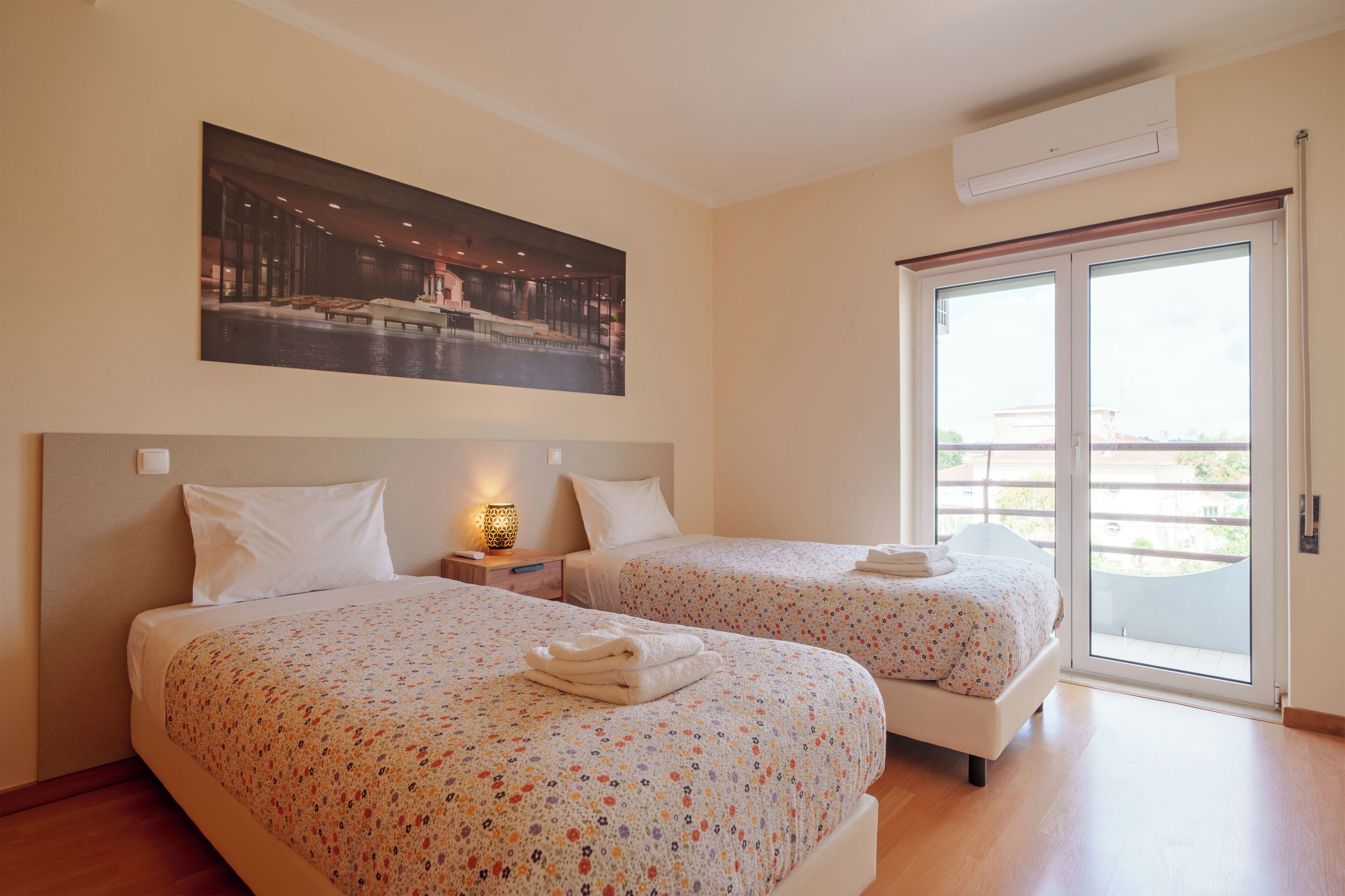 4 habitaciones, tabla de planchar con plancha, wifi y ropa de cama 