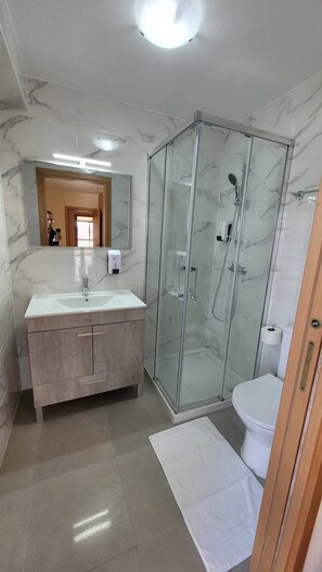 Een douche, een haardroger, handdoeken, zeep