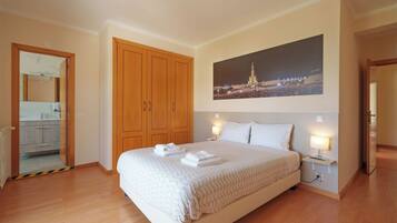 4 bedrooms, iron/ironing board, WiFi, bed sheets