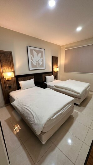 Cortinas blackout, tabla de planchar con plancha y wifi gratis 