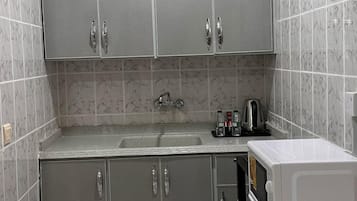 Tủ lạnh nhỏ, lò vi sóng, bếp nấu