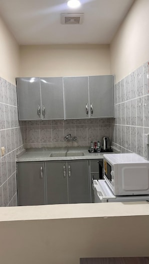 Tủ lạnh nhỏ, lò vi sóng, bếp nấu 