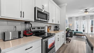 Een microgolfoven, een oven, een kookplaat, een vaatwasser