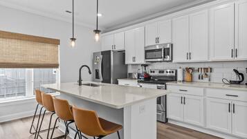 Een microgolfoven, een oven, een kookplaat, een vaatwasser