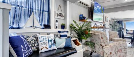 Een smart-tv, een open haard, een dvd-speler en boeken