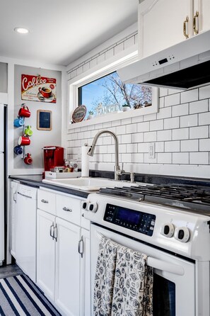 Kjøleskap, mikrobølgeovn, ovn og kokeplater