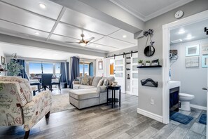 Een televisie en een open haard