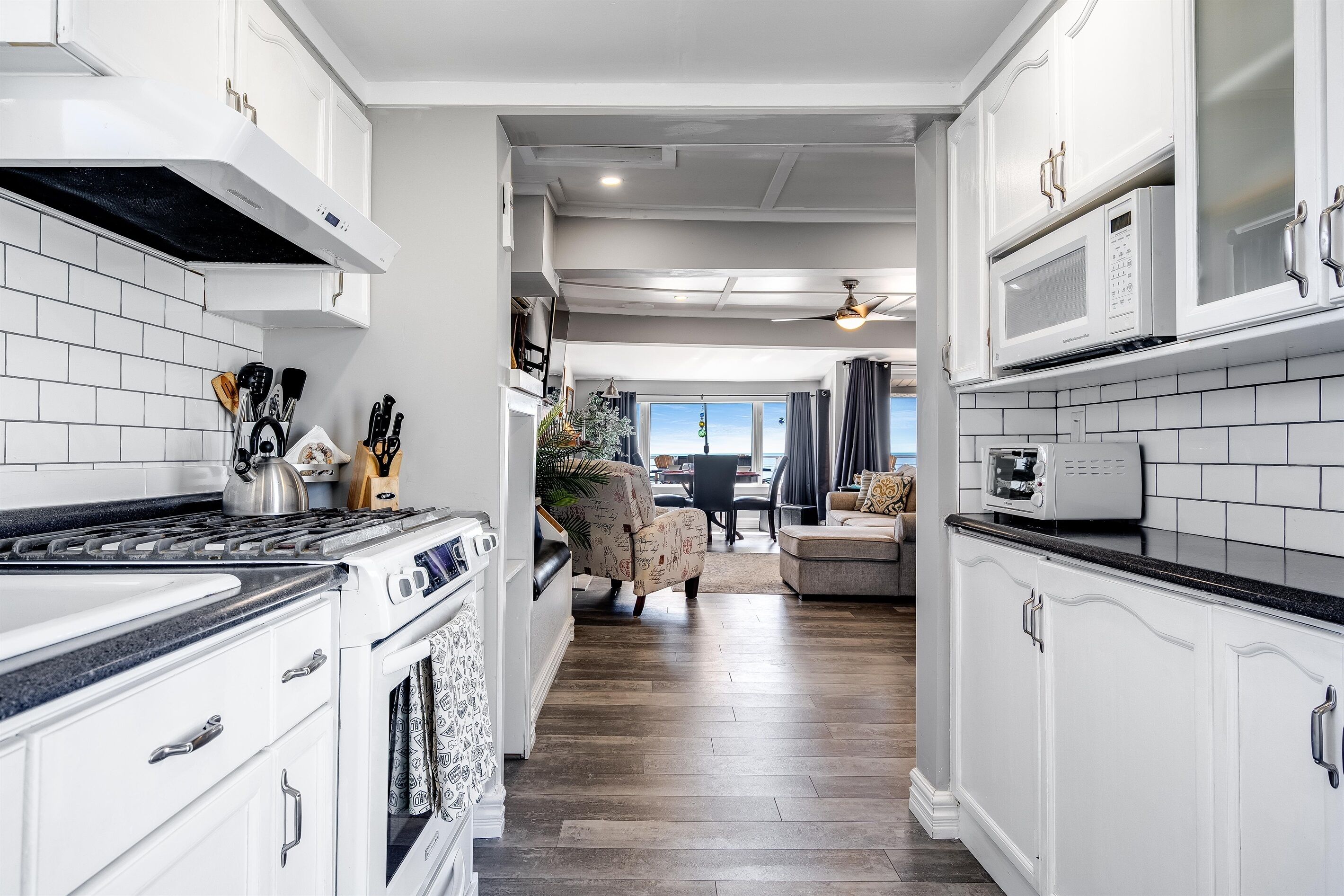 Kylskåp, mikrovågsugn, ugn och spishäll