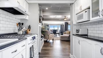 Kylskåp, mikrovågsugn, ugn och spishäll