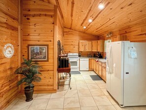 Fridge, microwave, oven, stovetop - Luxury Retreat, Private Hot Tub, Romantic Getaway (Bismarck)