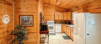 Luxury Retreat, Private Hot Tub, Romantic Getaway
