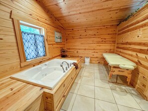 Shower, jetted bath, hair dryer, towels