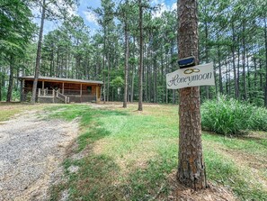 Property grounds - Luxury Retreat, Private Hot Tub, Romantic Getaway (Bismarck)