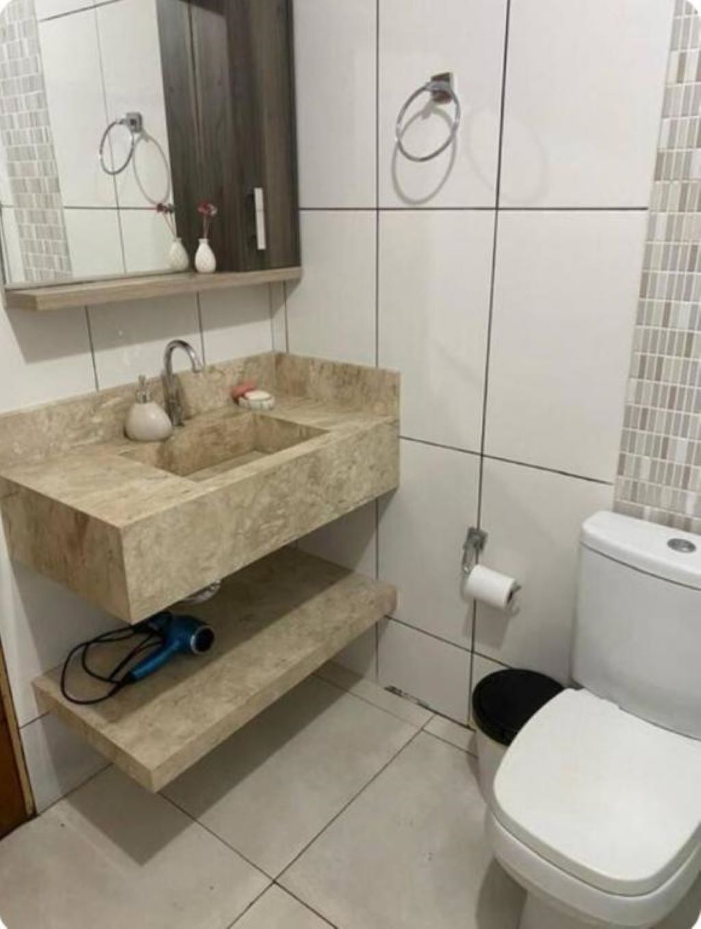 Chuveiro, secador de cabelo, bidê, toalhas de banho