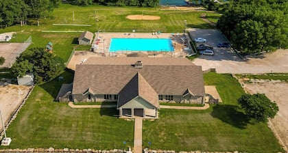 Relaxing 2-Bedroom Cottage Retreat-Beautiful Views & Great Amenities-Sleeps 6