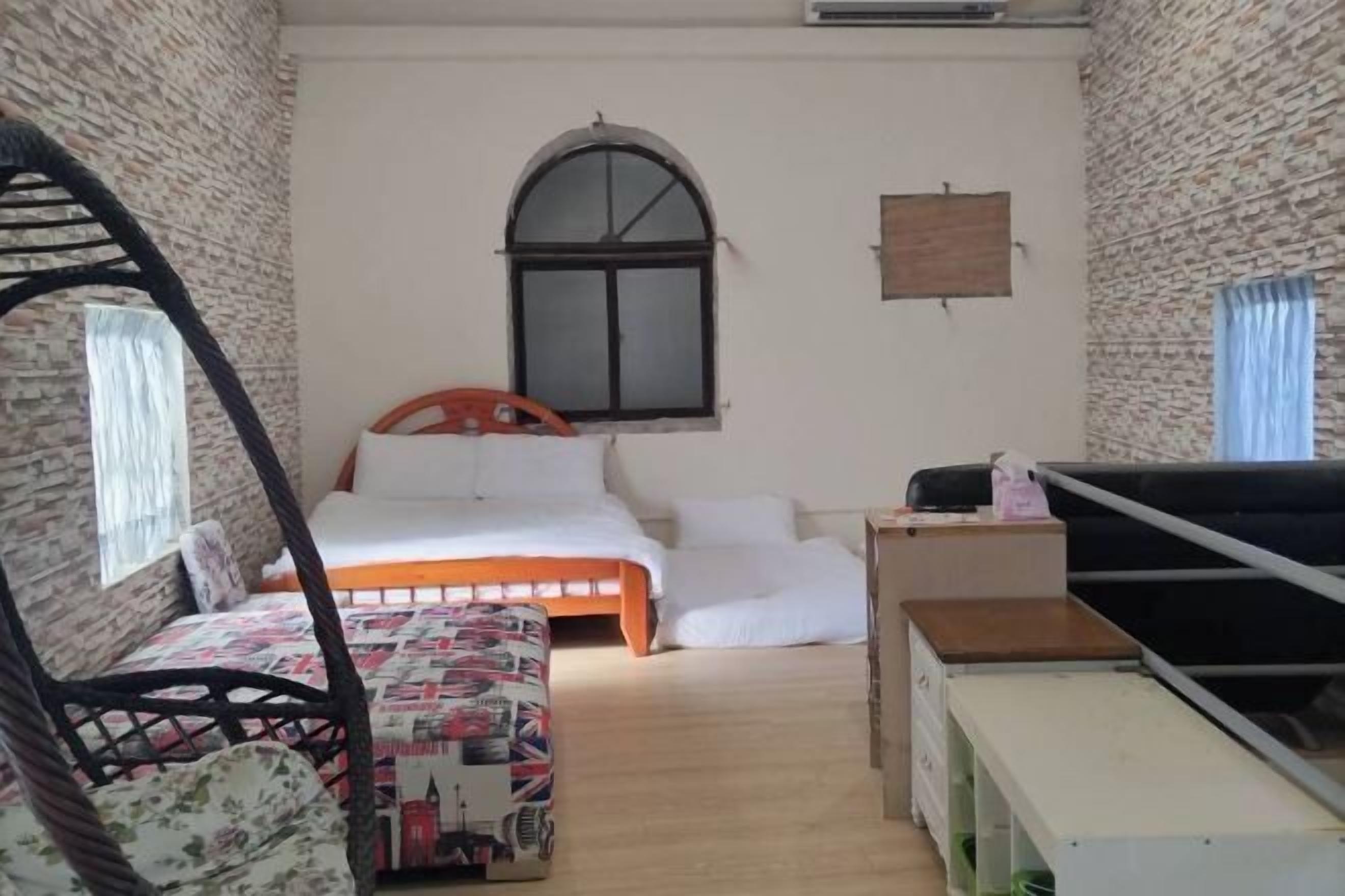 Een minibar, een laptopwerkplek, gratis wifi, beddengoed