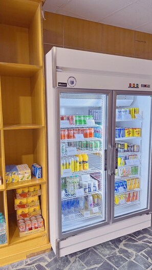 Minibar - Economy Class Hostel (Taoyuan City)