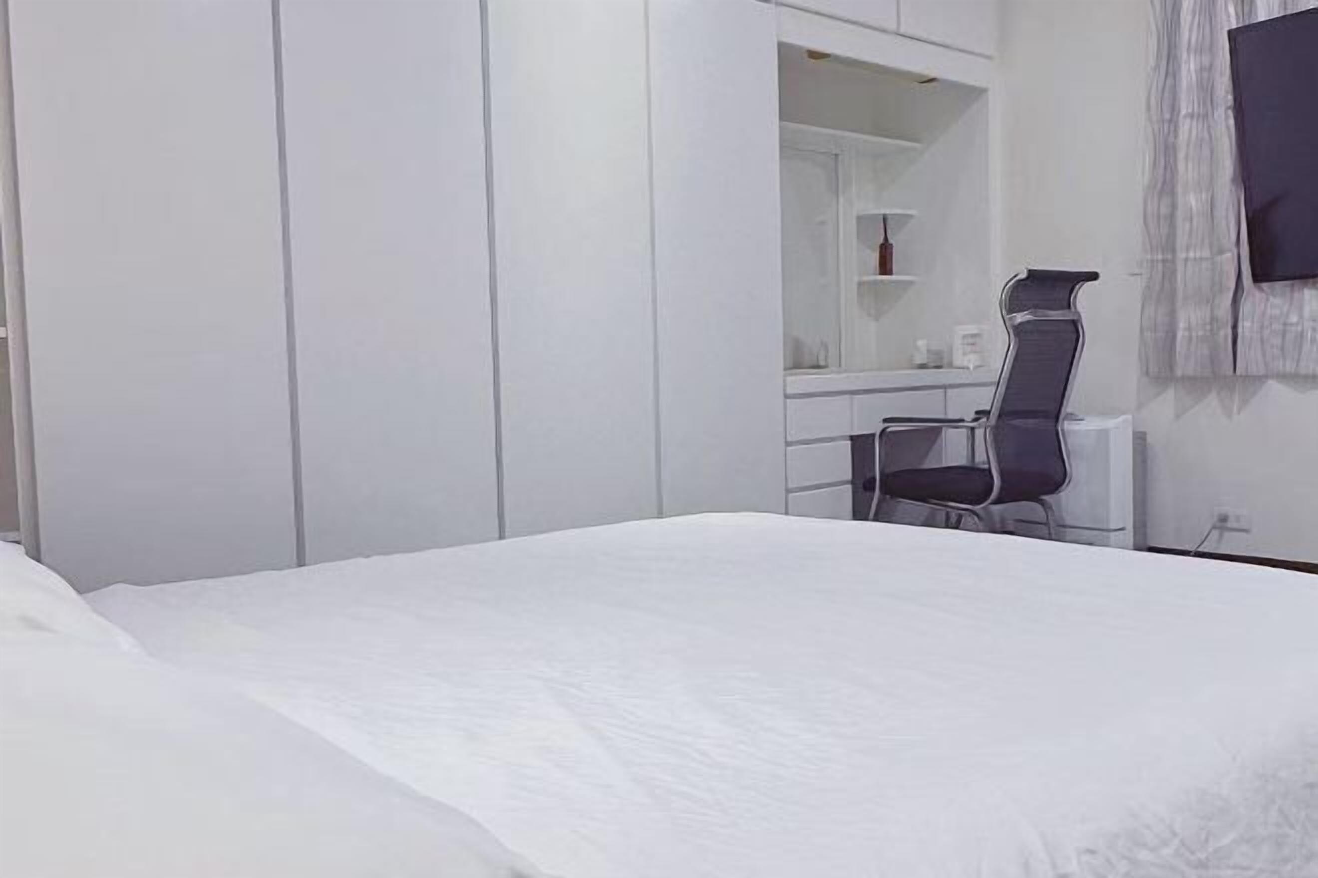 Een minibar, een laptopwerkplek, gratis wifi, beddengoed