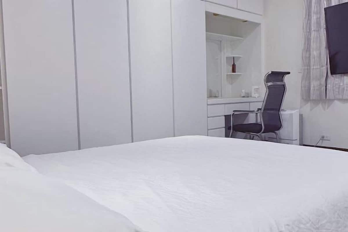Minibar, skrivebord for bærbar PC, wi-fi (inkludert) og sengetøy