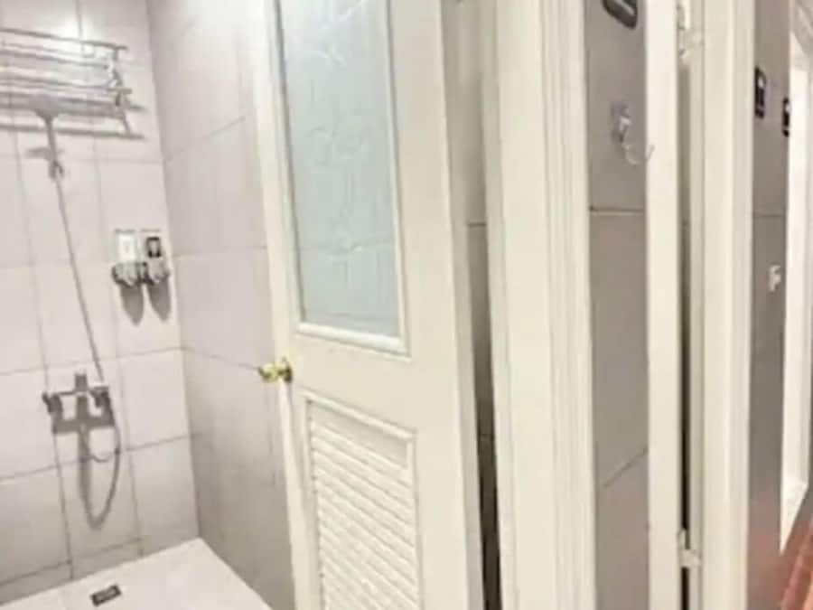 Ducha, secador de pelo, toallas y jabón