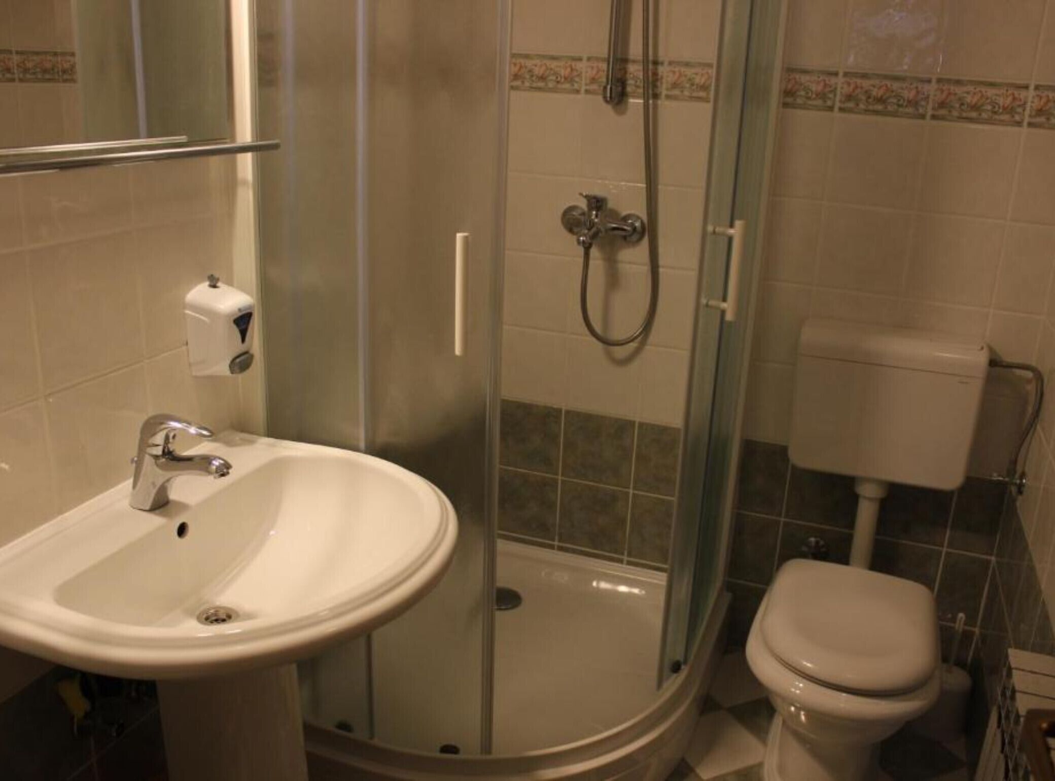 Een douche, een haardroger, handdoeken