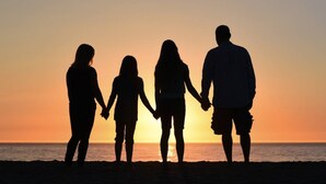 A silhouette of a family holding hands against a sunset at the beach. - Huniky 35 - Sea view, Wifi and air conditioning (Lagos)
