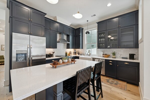 Fridge, microwave, oven, stovetop - THE DELPHINE Luxury Downtown Charleston Villa, 1 Block to King + Private Pool (Charleston)