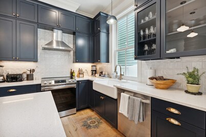 THE DELPHINE Luxury Downtown Charleston Villa, 1 Block to King + Private Pool
