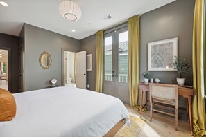 5 bedrooms, desk, iron/ironing board, travel cot - THE DELPHINE Luxury Downtown Charleston Villa, 1 Block to King + Private Pool (Charleston)