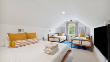 5 bedrooms, desk, iron/ironing board, travel crib