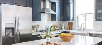 THE DELPHINE Luxury Downtown Charleston Villa, 1 Block to King + Private Pool