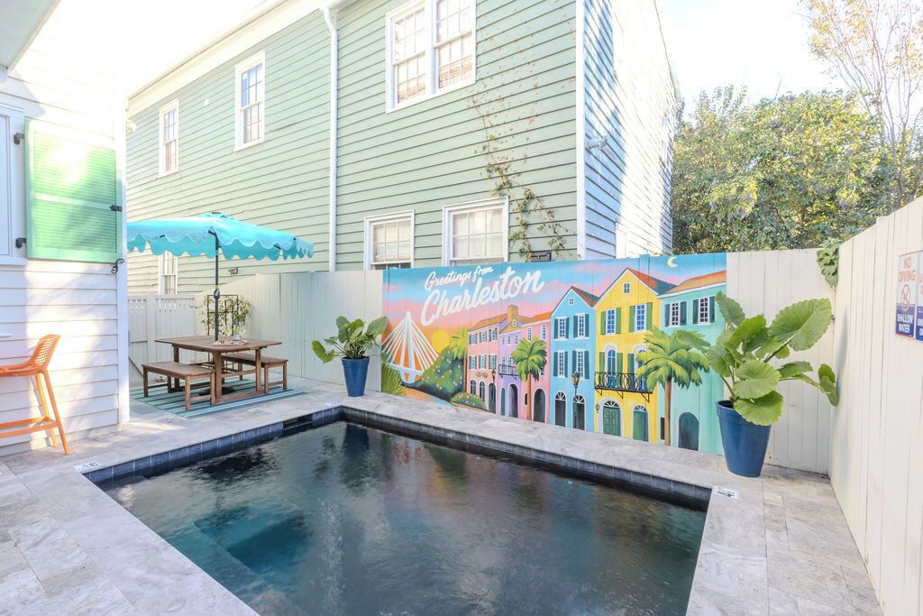 Een buitenzwembad en een verwarmd zwembad