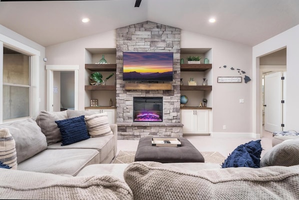 Smart TV, chimenea, mesa de ping pong, libros