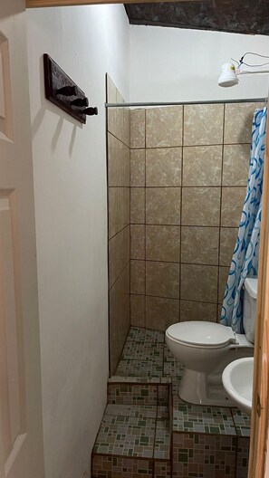 Chambre Quadruple | Salle de bain | Douche, articles de toilette gratuits, serviettes fournies, savon