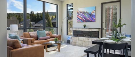 Smart TV, fireplace