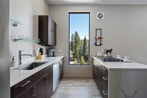 Køleskab, mikrobølgeovn, ovn, kogeplade