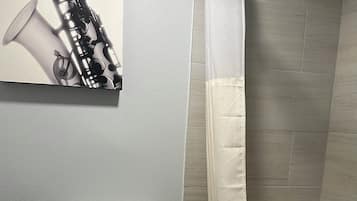 Combined shower/tub, towels, soap, shampoo