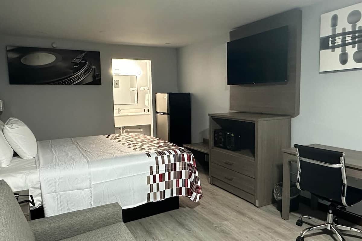 Deluxe Single Room, 1 King Bed | Premium bedding, desk, laptop workspace, free WiFi