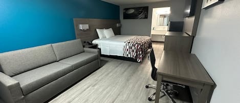 Biancheria da letto di alta qualità, una scrivania, postazione laptop
