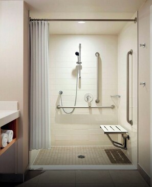 Chambre Simple, baignoire accessible aux personnes à mobilité réduite | Salle de bain