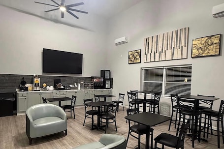 Free daily continental breakfast . Days Inn by Wyndham Camden AR