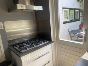 Fridge, microwave, oven, stovetop - Vacation home near the beach and the cities of Amsterdam and Haarlem. (Beverwijk)