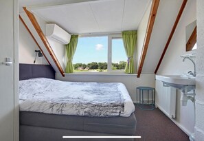 1 bedroom, desk, free WiFi, bed sheets