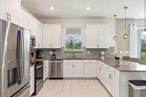 Microones, placa de cuina, rentaplats i cafetera i tetera 