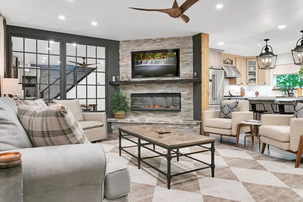 TV connectée, cheminée, livres