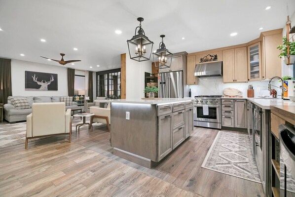 Køleskab, mikrobølgeovn, ovn, kogeplade