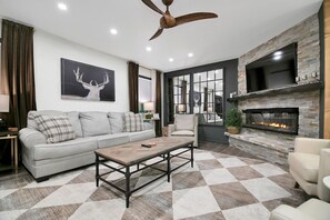 Smart TV, chimenea, libros